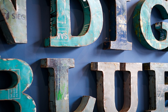 Decorate with corporeal letters: why do you like it so much?